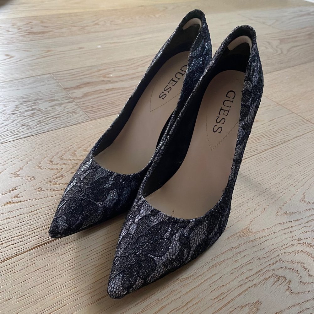 GUESS Women's Eloy Black/Silver Lace Pump